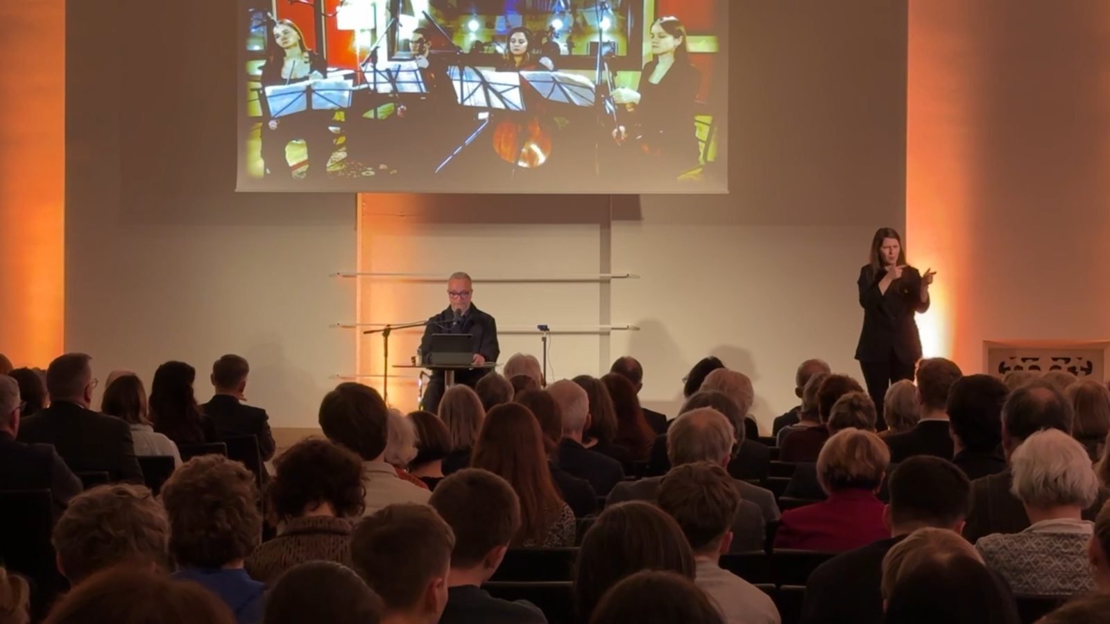 Vorstellung mit Gebärdensprachdolmetscherin und live zugeschaltetem Streichquartett